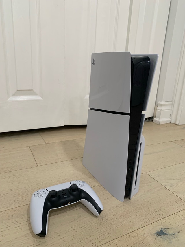 PS5 Slim Disc edition 1TB Like New - photo 3