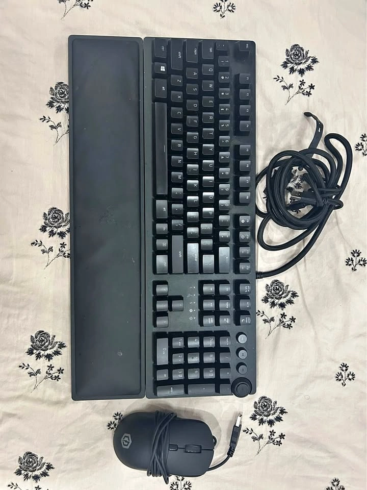 Razer Huntsman V2 Optical Gaming Keyboard and mouse