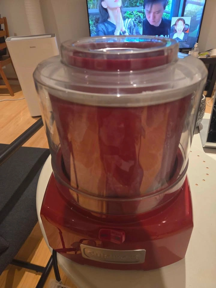 Cuisinart ice Cream Maker - photo 2