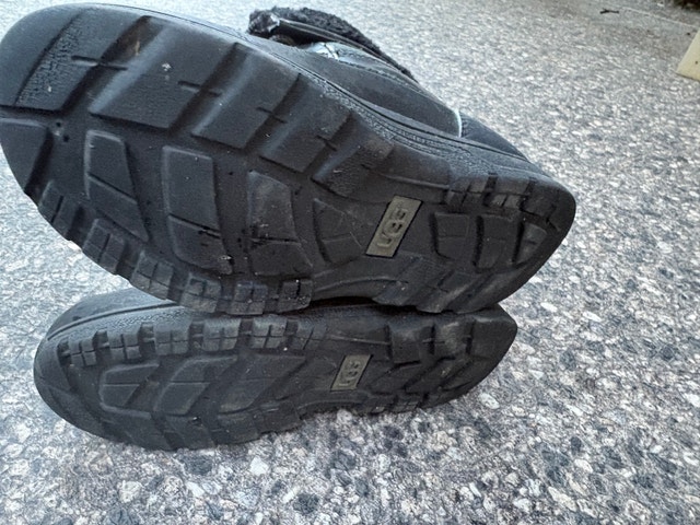 UGG Winter Boots girls size 2 - photo 3