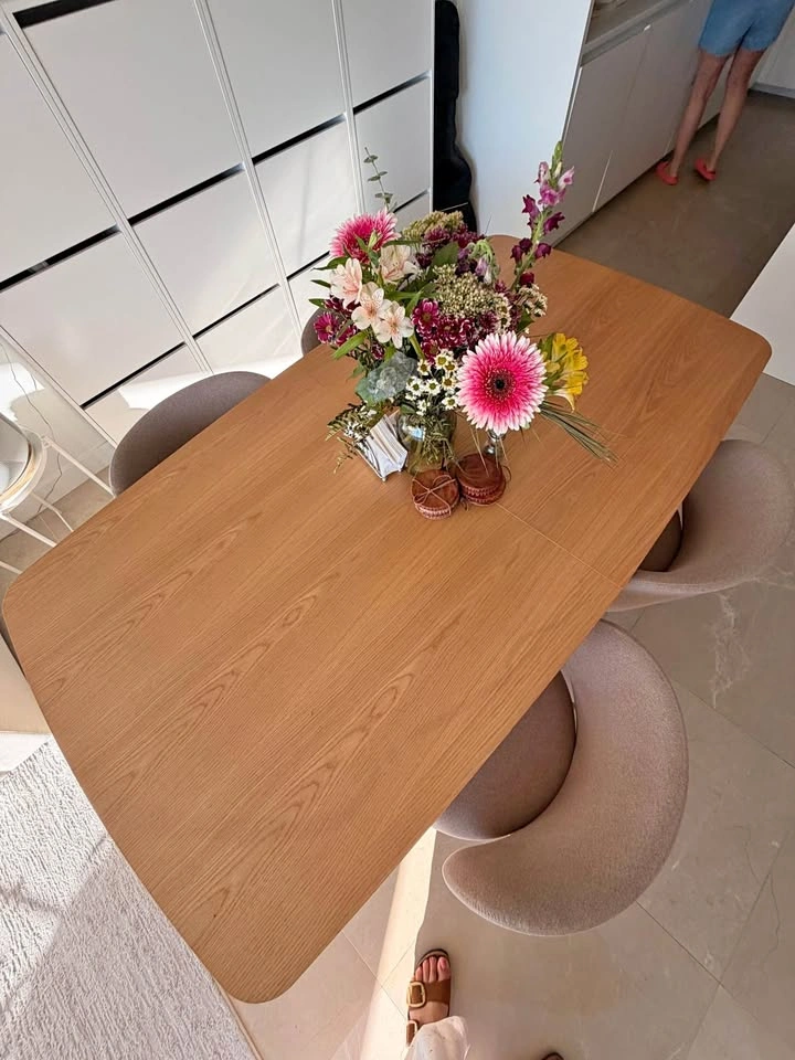 Dining table extendable