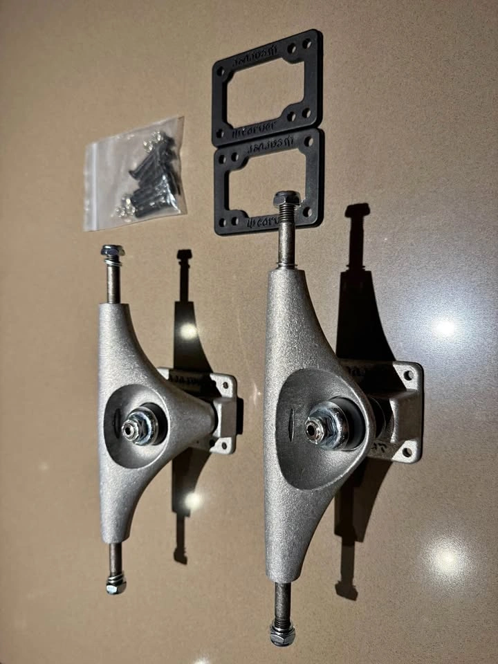 Carver C5 Skateboard Trucks Set
