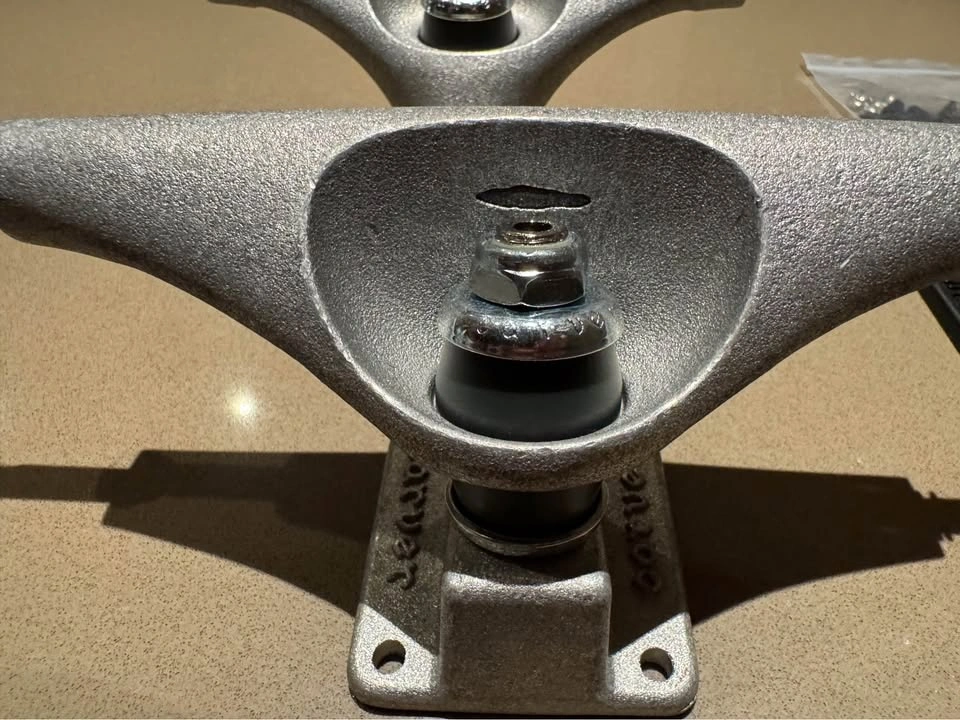 Carver C5 Skateboard Trucks Set - photo 2