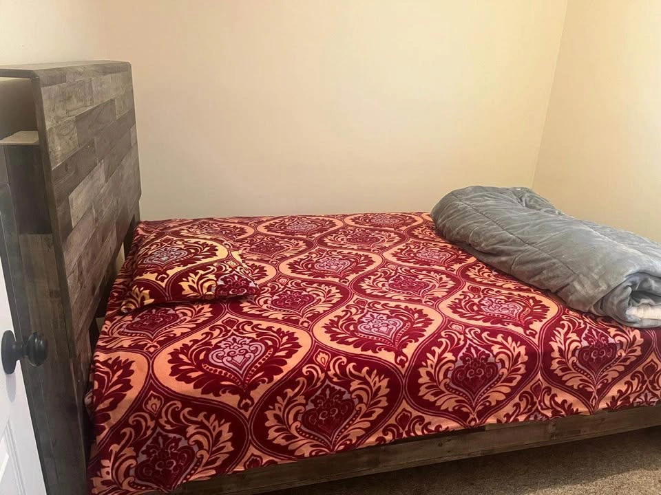Queen Bed Frame with Mattress – Beautiful Rustic Wood Design - photo 2