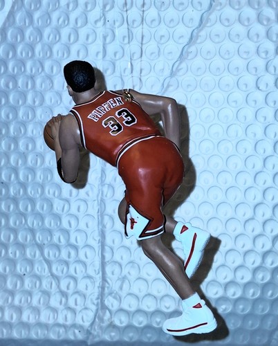 Hallmark Keepsake Ornament Scottie Pippen #33 Chicago Bulls 1999 - photo 5