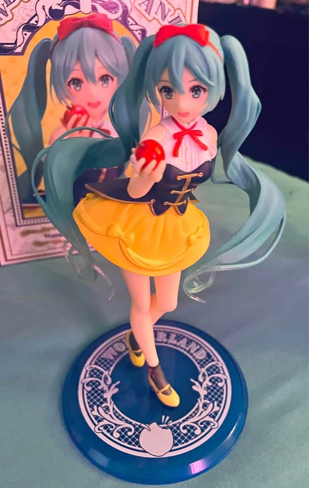 Wonderland Snow Miku Figure