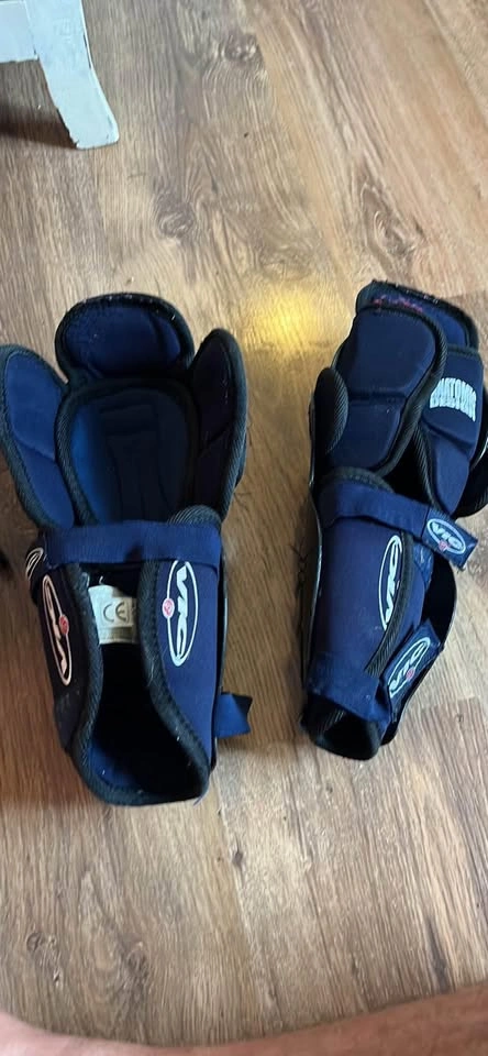 Vic 10” youth hockey shin pads - photo 2