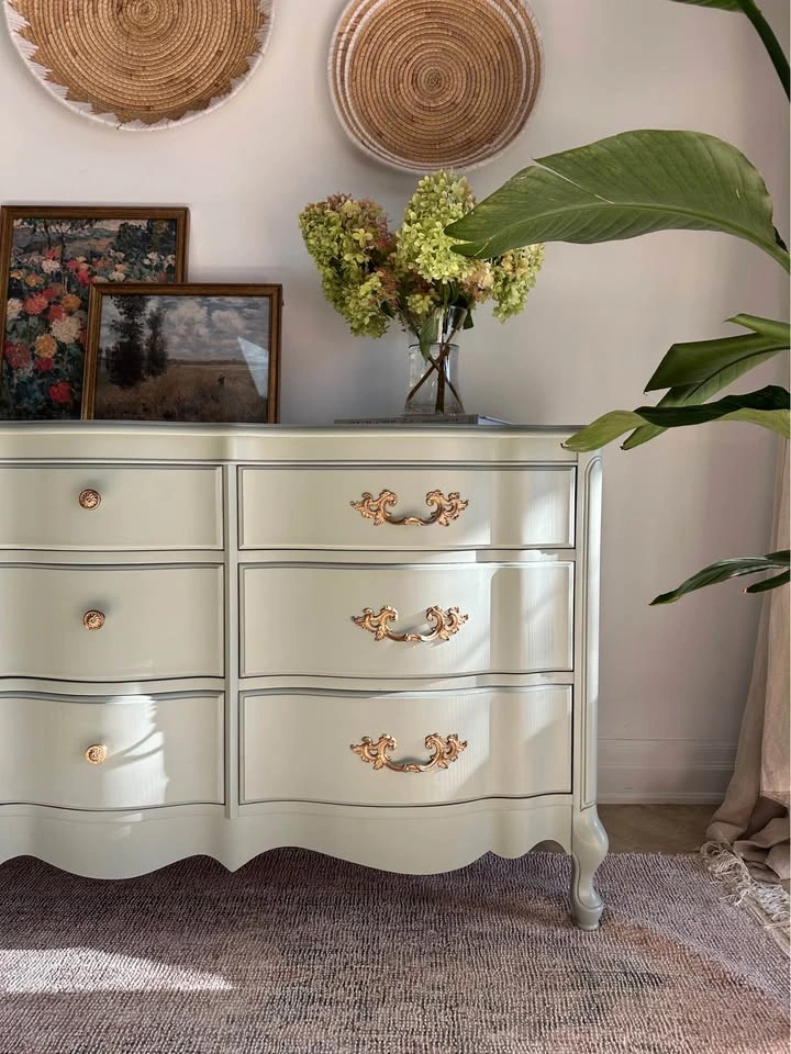 French Provincial 9-Drawer Dresser | Solid Wood - photo 3