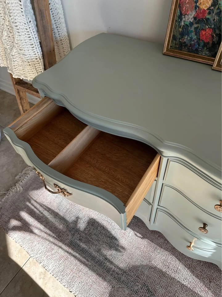French Provincial 9-Drawer Dresser | Solid Wood - photo 5
