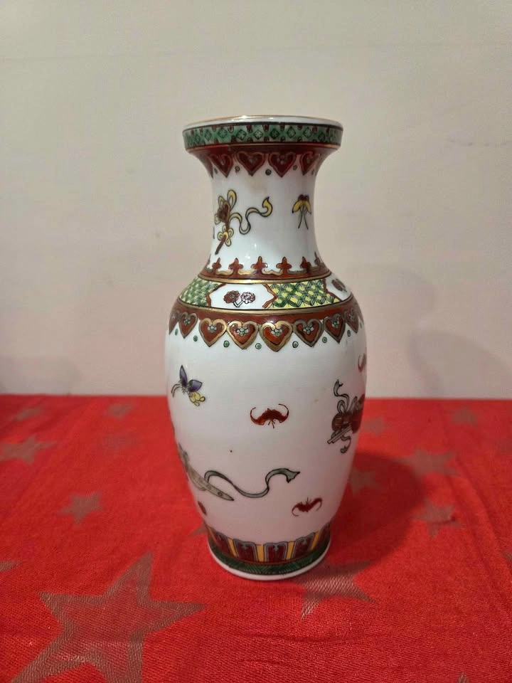 Vintage Chinese Famille Rose Vase, 8.5" tall - photo 3