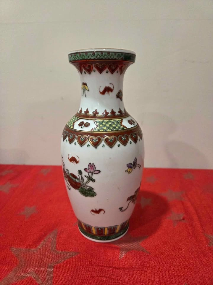 Vintage Chinese Famille Rose Vase, 8.5" tall - photo 4