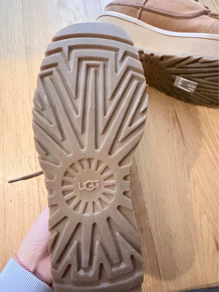 UGG Suede Platform Lace-Up Shoes size 7 - photo 4