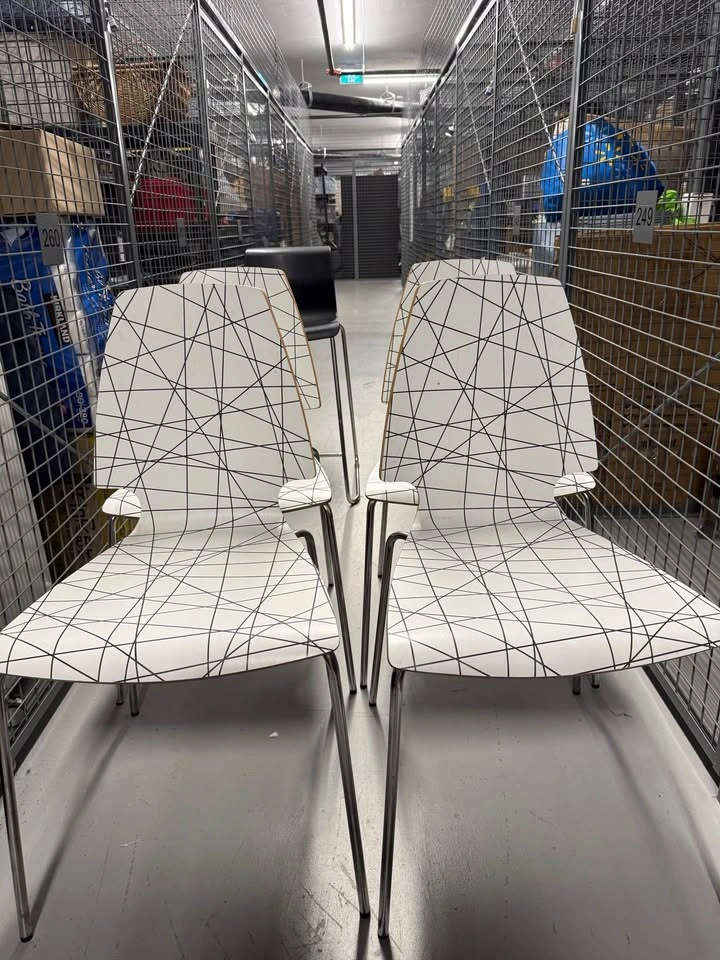 Set of 4 Geometric Pattern Dining Chairs and 1 Black Bar Stool - photo 3