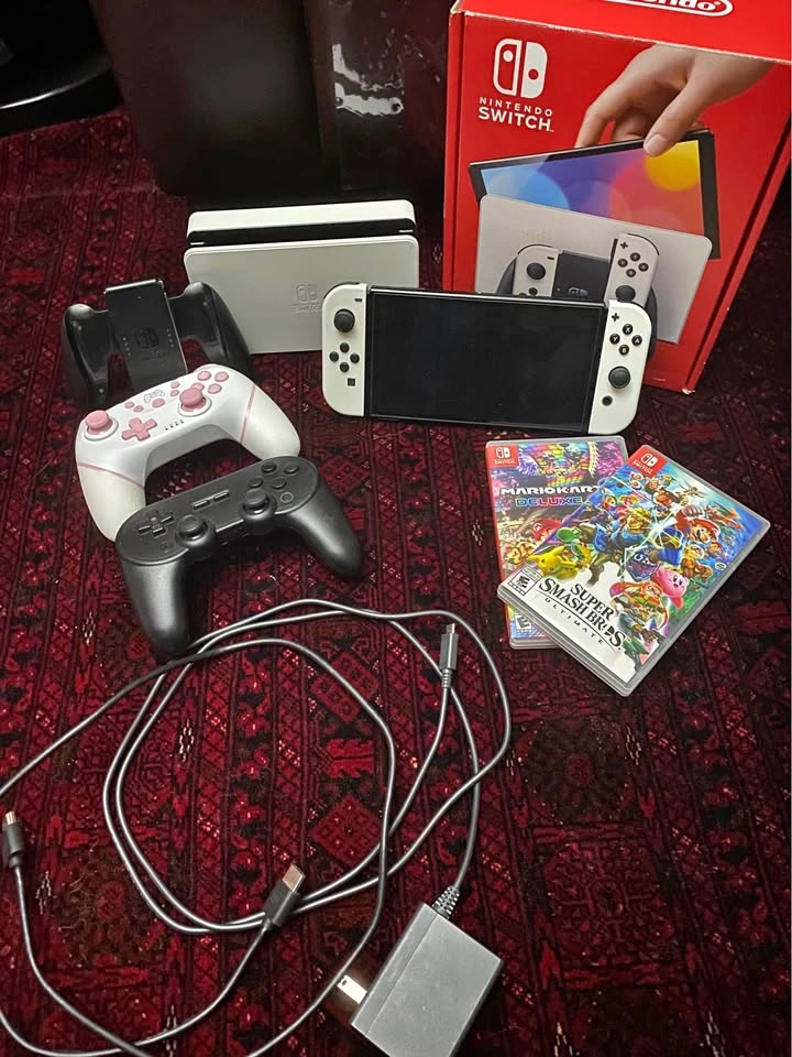 Nintendo Switch OLED + 2 Controllers + 2 Games + 84GB SD