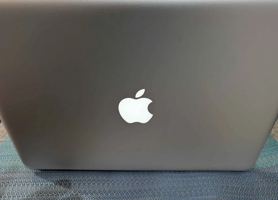 Apple MacBook Pro - photo 2