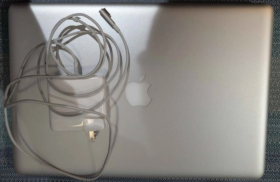 Apple MacBook Pro 500GB Laptop - photo 3