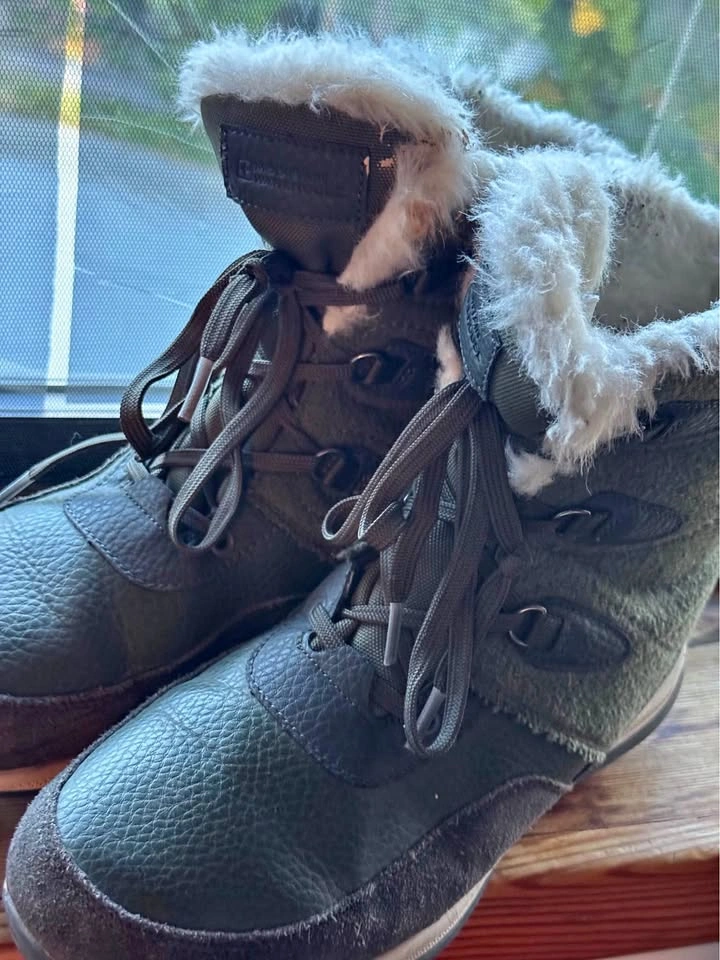 Mountain Warehouse Women’s Waterproof Winter/Snow Boots – Size 9