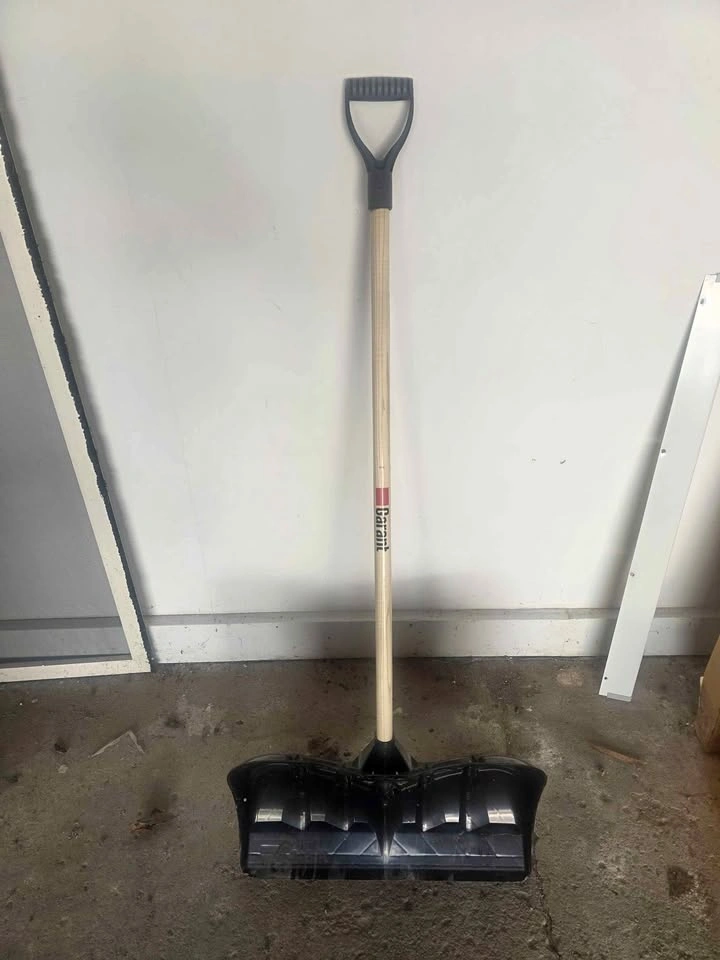 Garant Black Snow Shovel