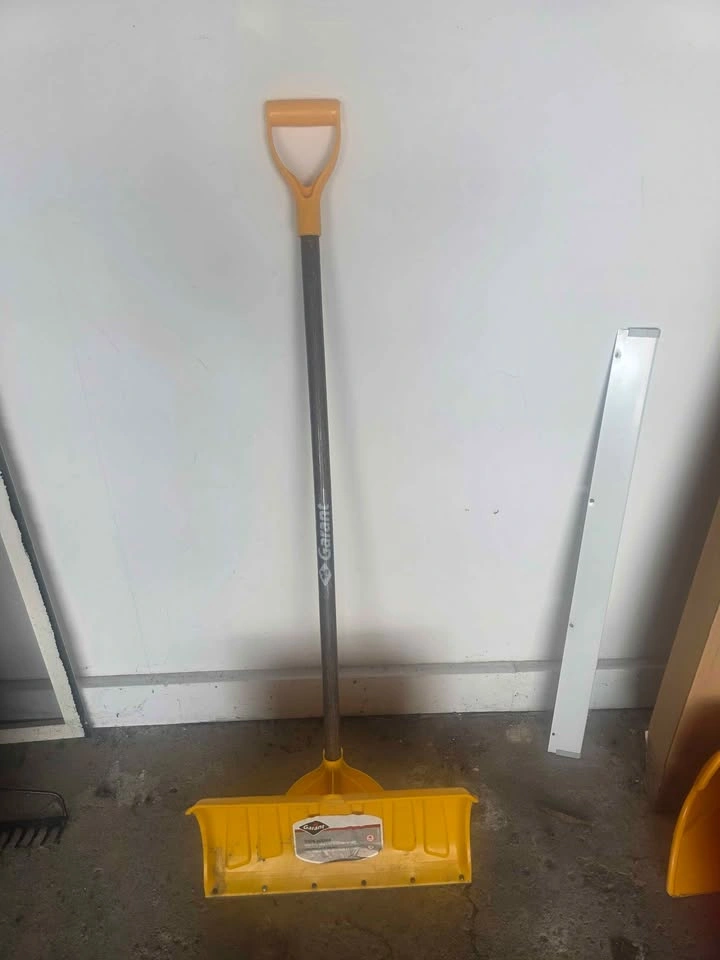 Garant Alpine Series Yellow Snow Pusher with Steel Edge - photo 2