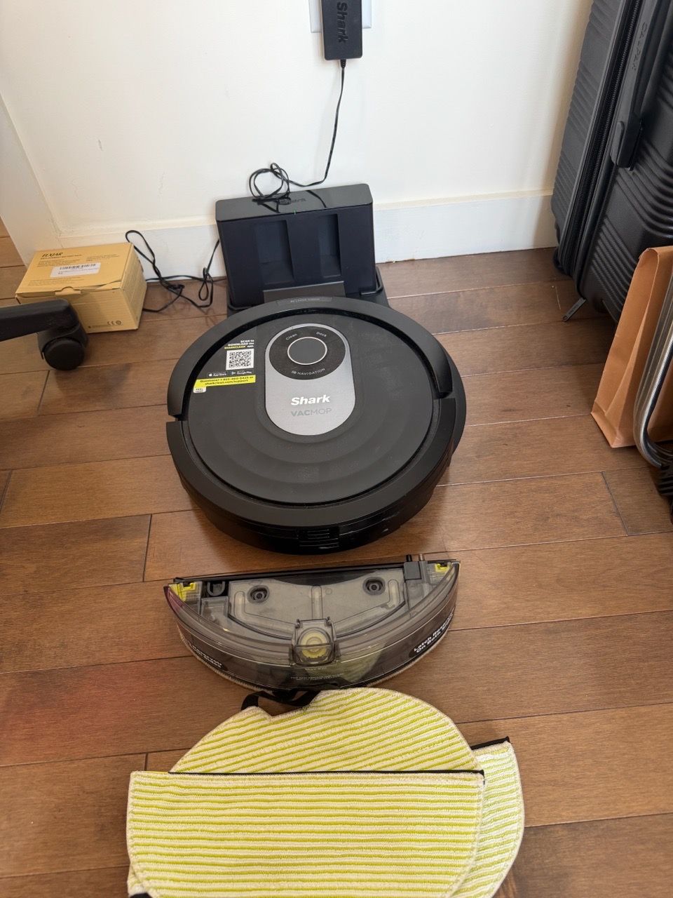 [FOR PARTS / AS-IS] Shark Robot Vacuum & Mop (RV2001WRUS)