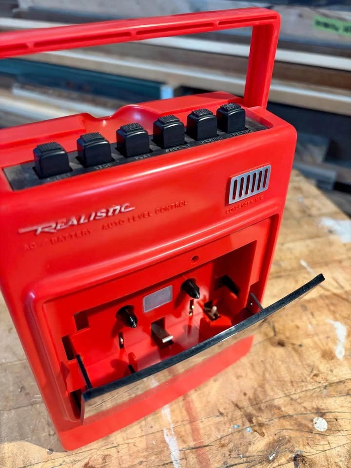 Realistic CTR-42 Red Cassette Recorder - photo 2