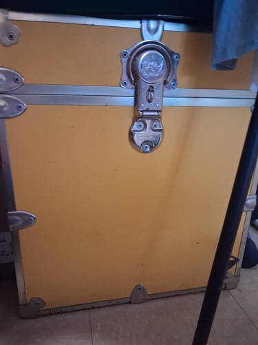 Lockable Yellow Wood Trunk Chest w/ Silver Metal Trim & Latch - photo 3