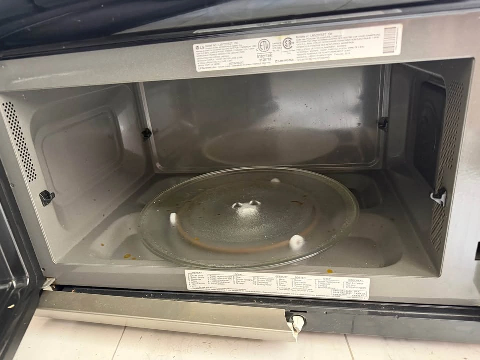 LG Microwave - photo 2
