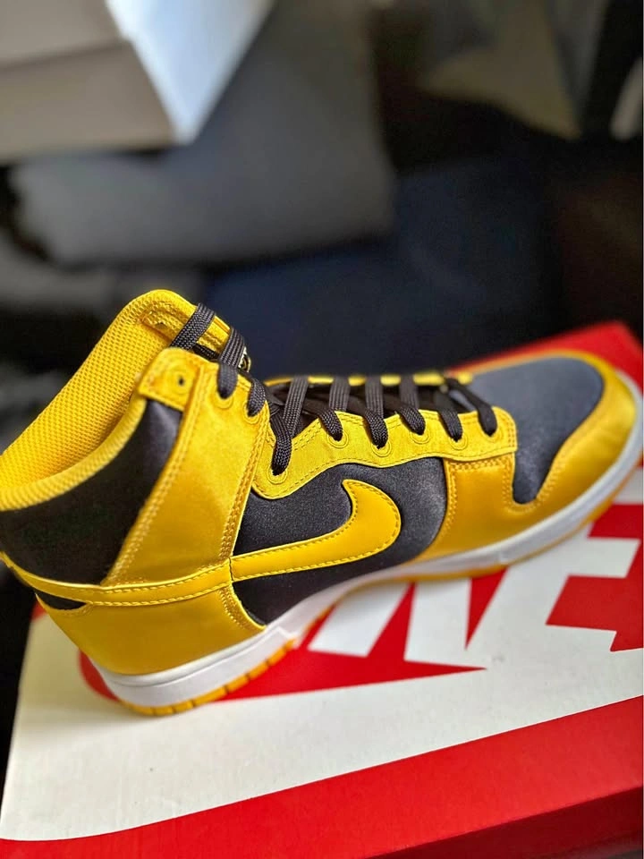 Women’s size 9 black varsity maize