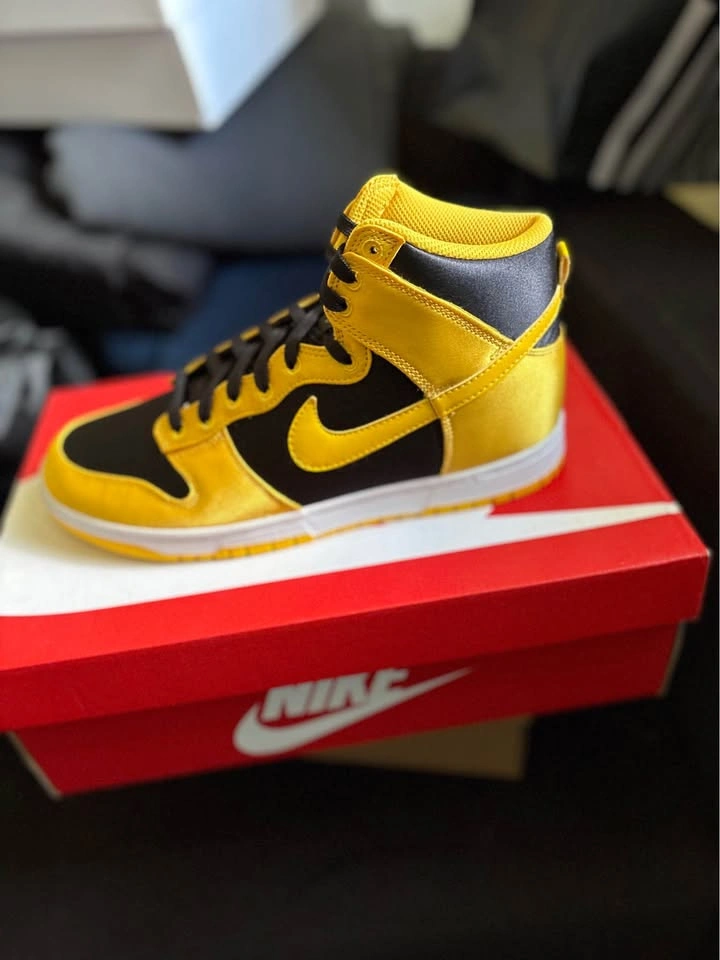 Women’s size 9 black varsity maize - photo 2