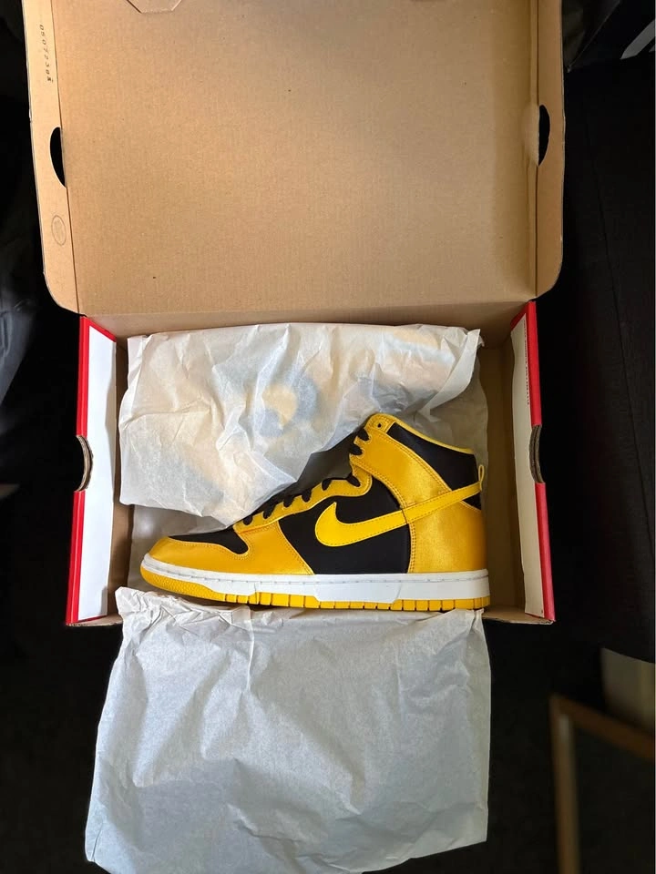 Women’s size 9 black varsity maize - photo 3