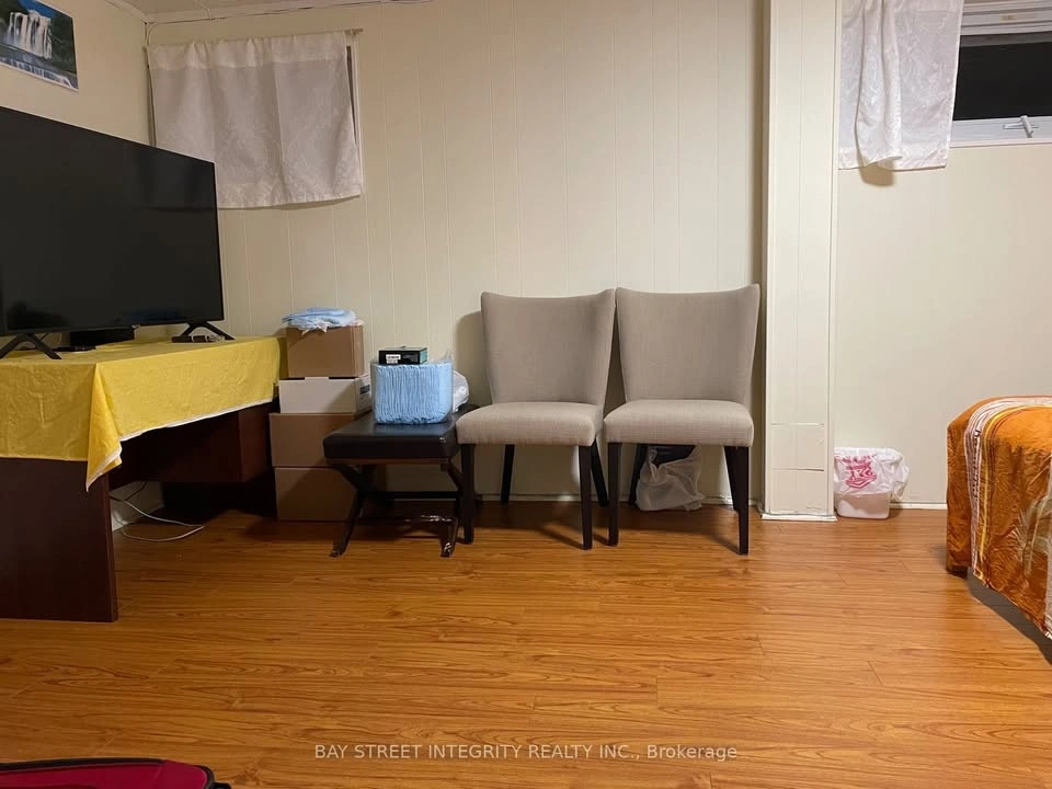 1 Bedroom 1 Bathroom Basement Apartment - photo 4