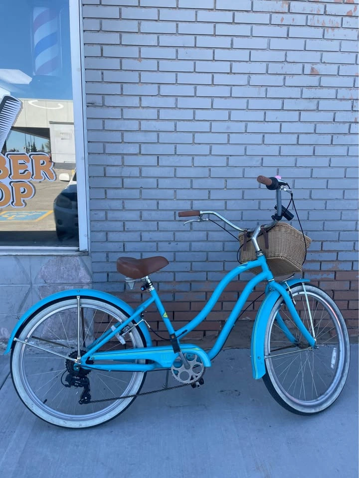 Felt 7-Speed Cruiser Bike – Medium + Accessories - photo 3