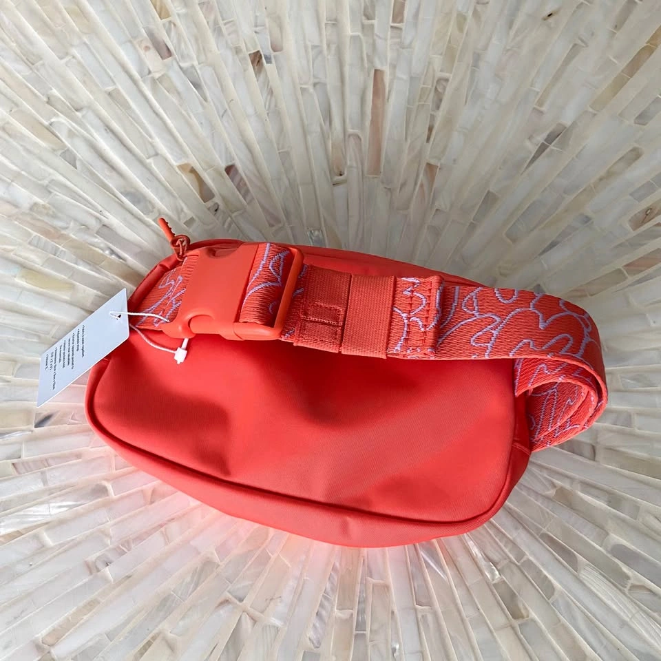 NWT Lululemon Everywhere Belt Bag 1L - photo 2