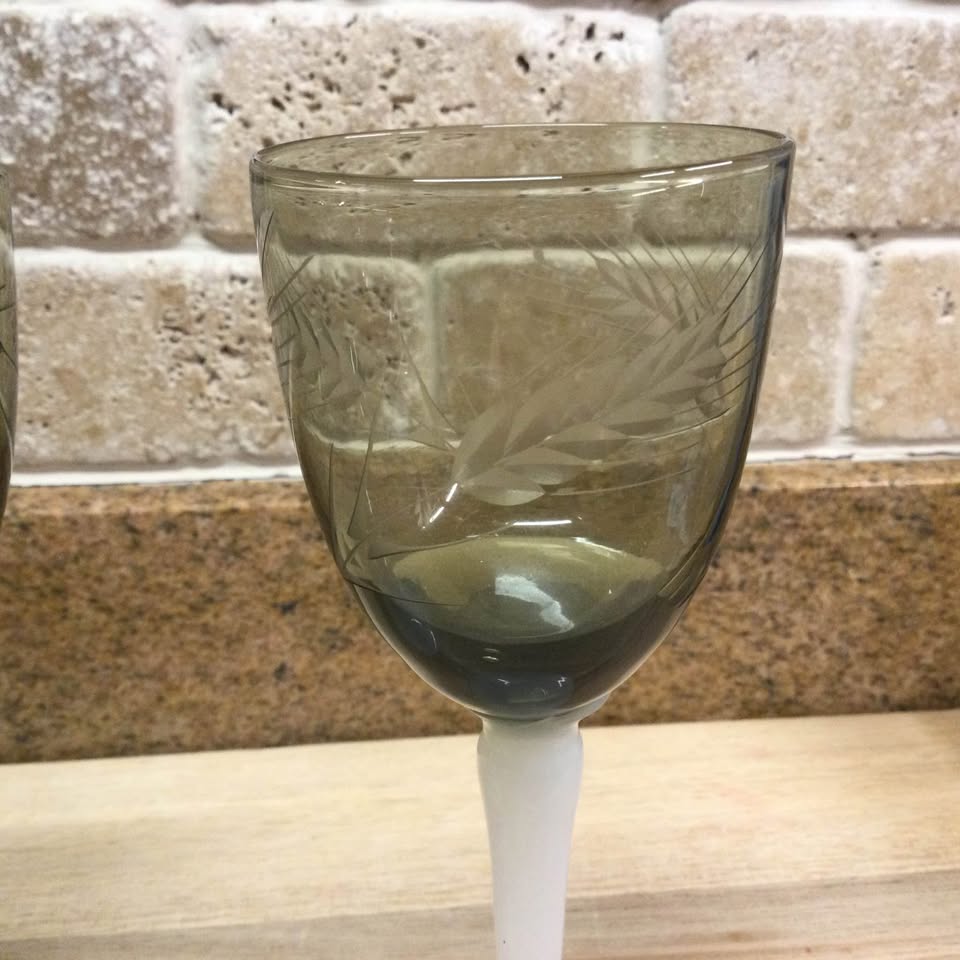 2 x Vintage Etched Smoked Grey Wine Glasses - photo 2