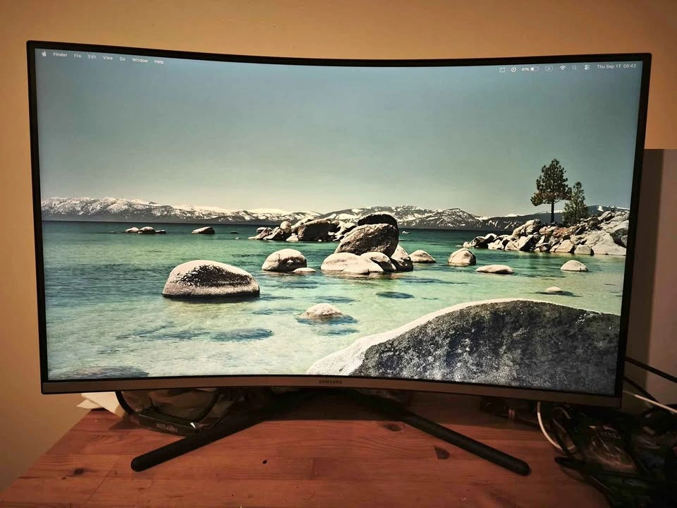 Samsung 4K 32 inch curved monitor
