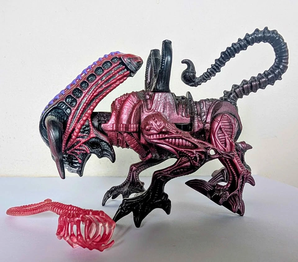 Vintage 1992 Kenner Bull Alien Action Figure (Complete)