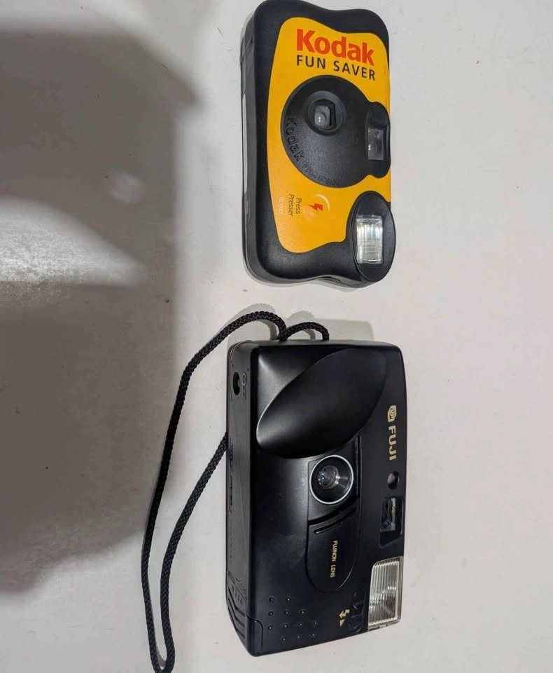 Vintage Kodak Fun Saver and Fujifilm DL-8 35mm Compact Camera - photo 2