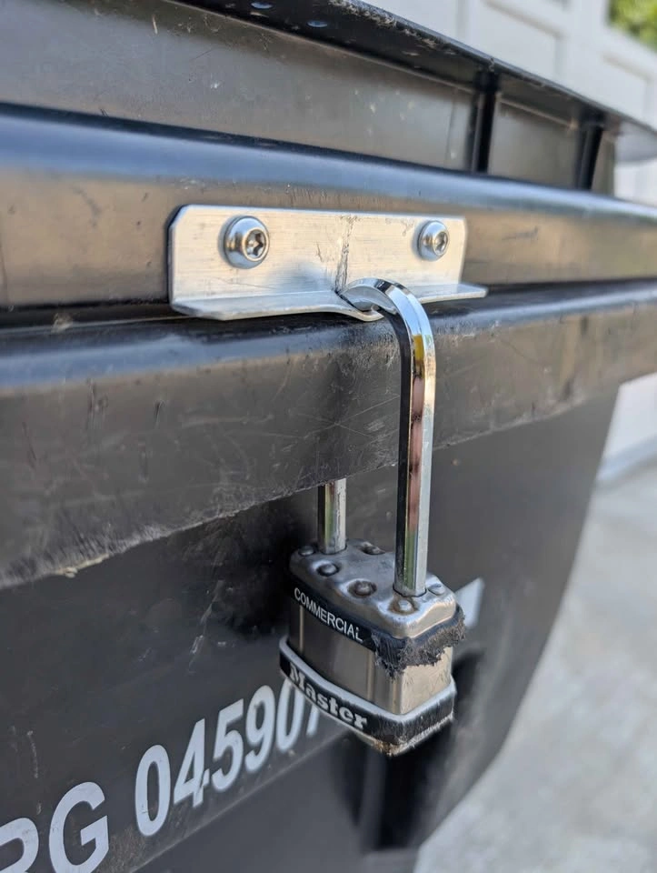 Aluminum Brackets for Securing City Garbage Bins - photo 3