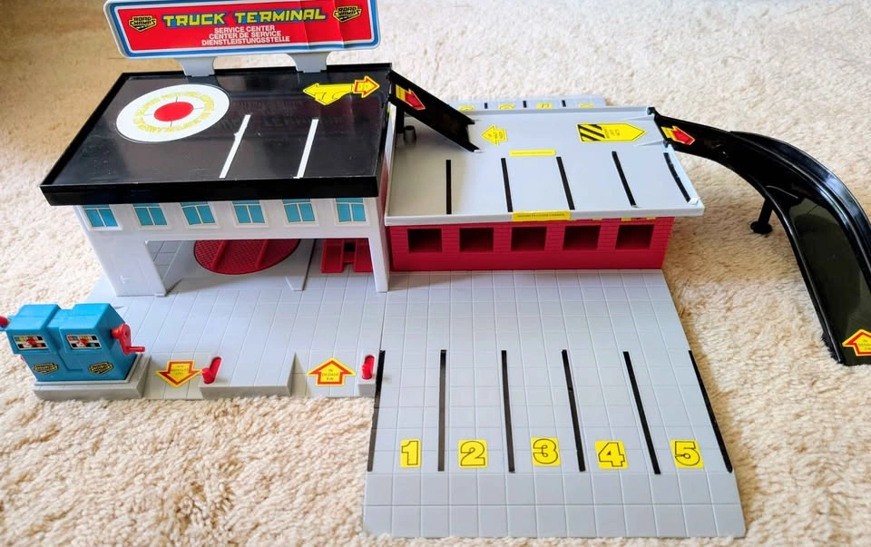 Vintage Road Champs Service Center with Truck Terminal Playset - photo 2