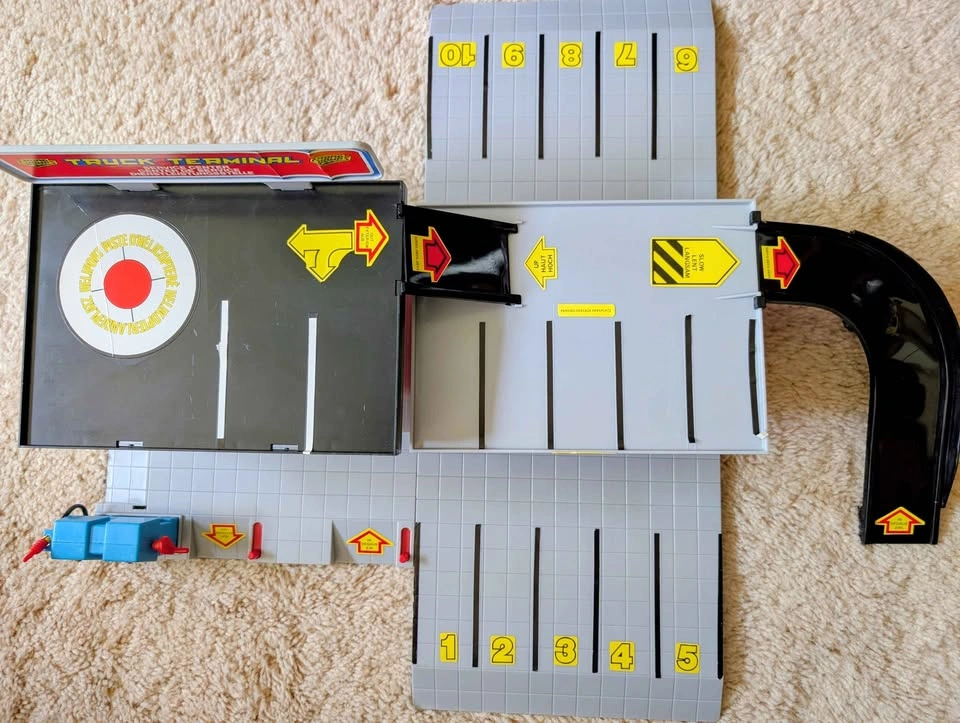 Vintage Road Champs Service Center with Truck Terminal Playset - photo 3