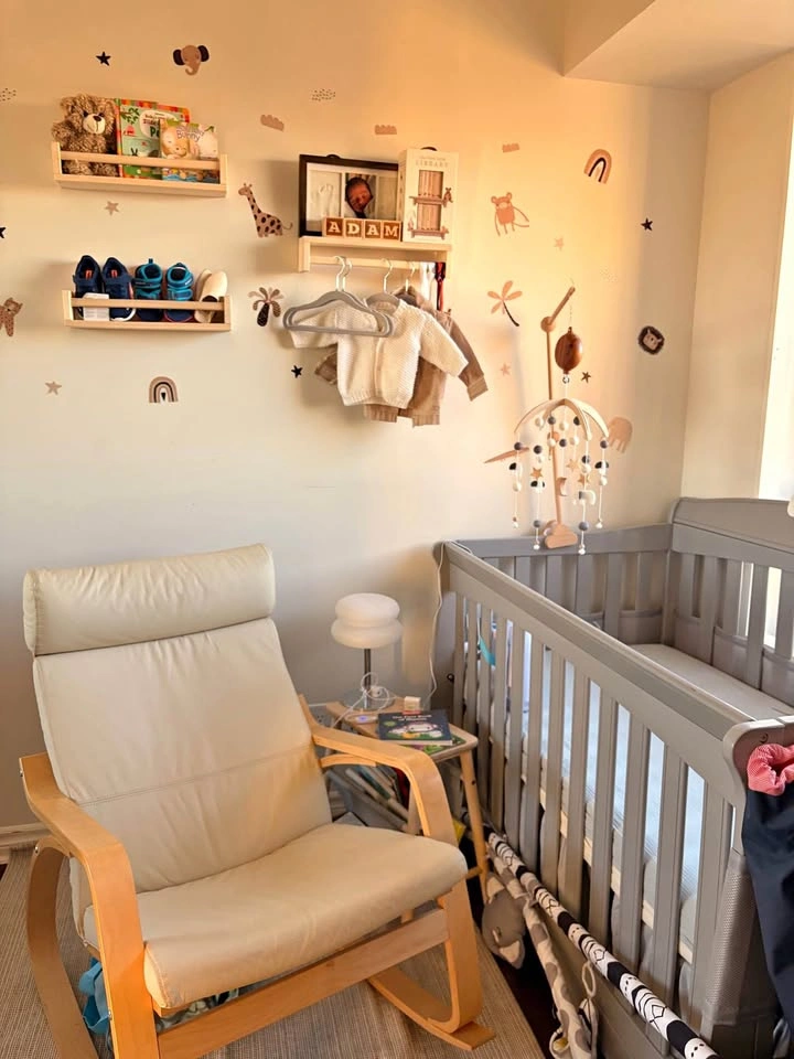 Baby convertible crib with mattress