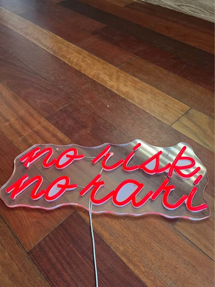 Astronaut and 'No Risk No Rari' LED Neon Signs - photo 3