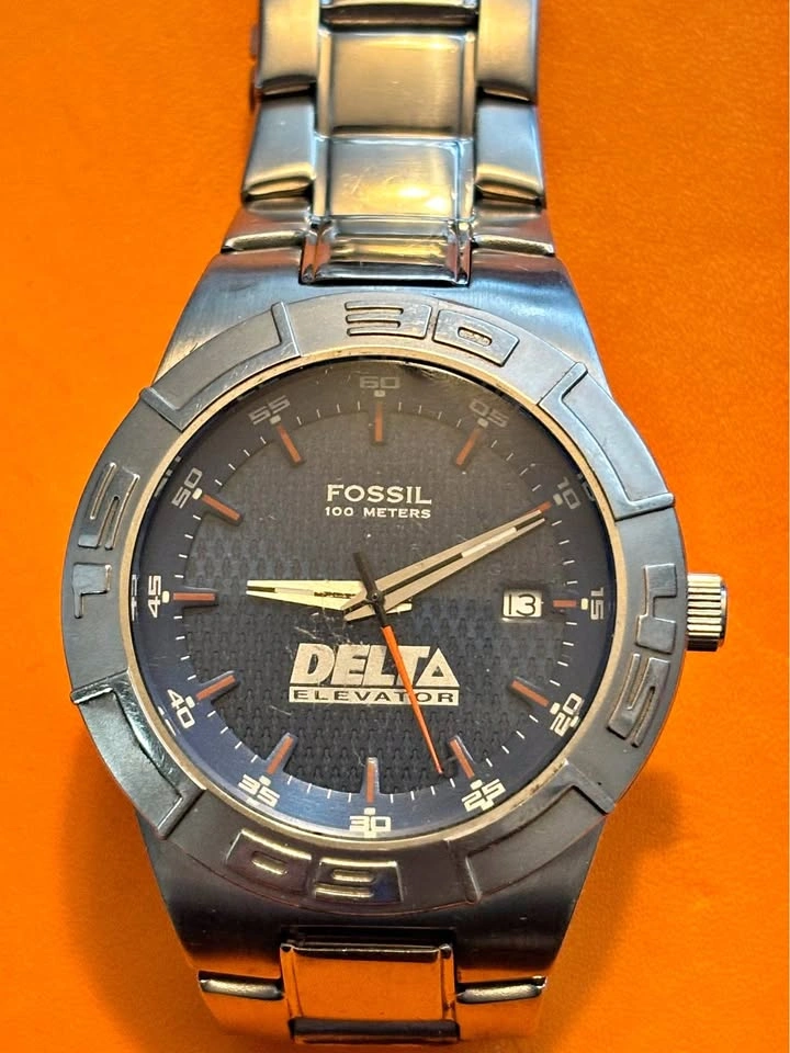 Fossil custom Delta Elevator divers watch with date function