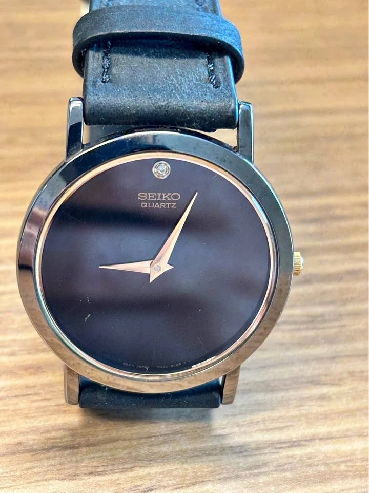 Seiko Quartz Diamond Accent Watch, super slim unisex, new batter