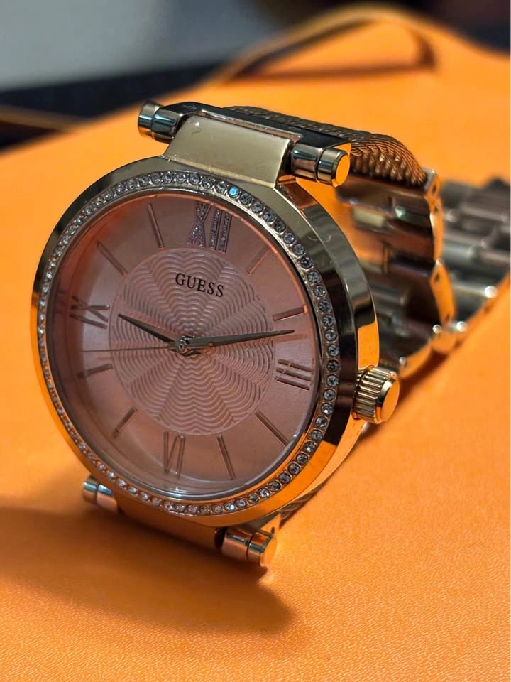Guess Soho diamonds women’s rose gold tone watch. New battery - photo 2