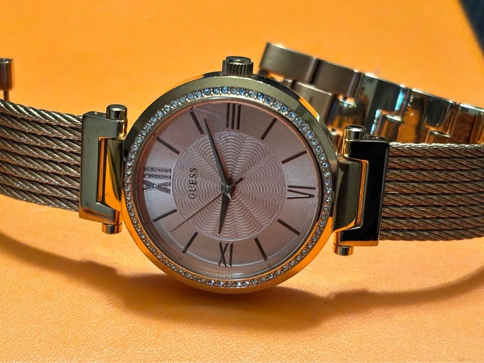 Guess Soho diamonds women’s rose gold tone watch. New battery - photo 3