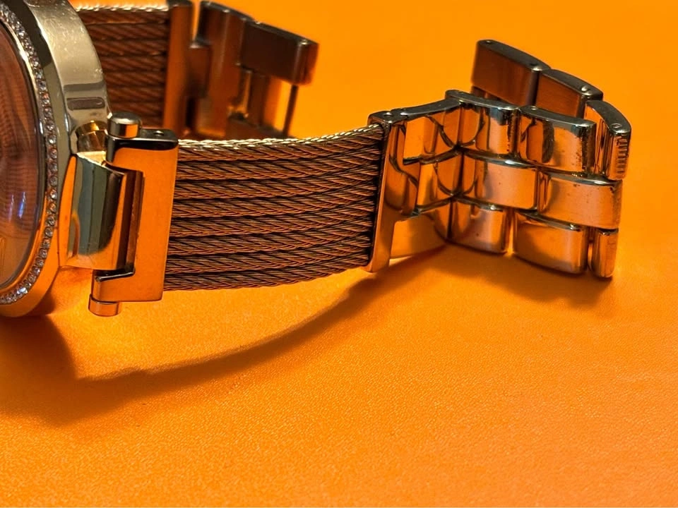 Guess Soho diamonds women’s rose gold tone watch. New battery - photo 4
