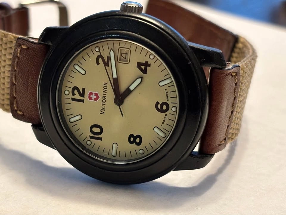 Victorinox Swiss army watches. New battery, leather and canvas k - photo 2