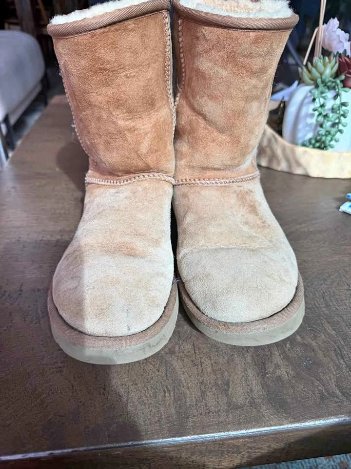 UGG Classic Boots – Women’s Size 7 – Chestnut