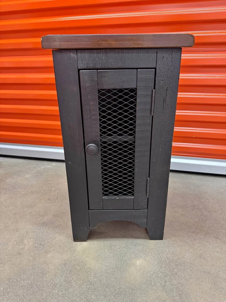 Signature Design by Ashley Valebeck Chairside End Table